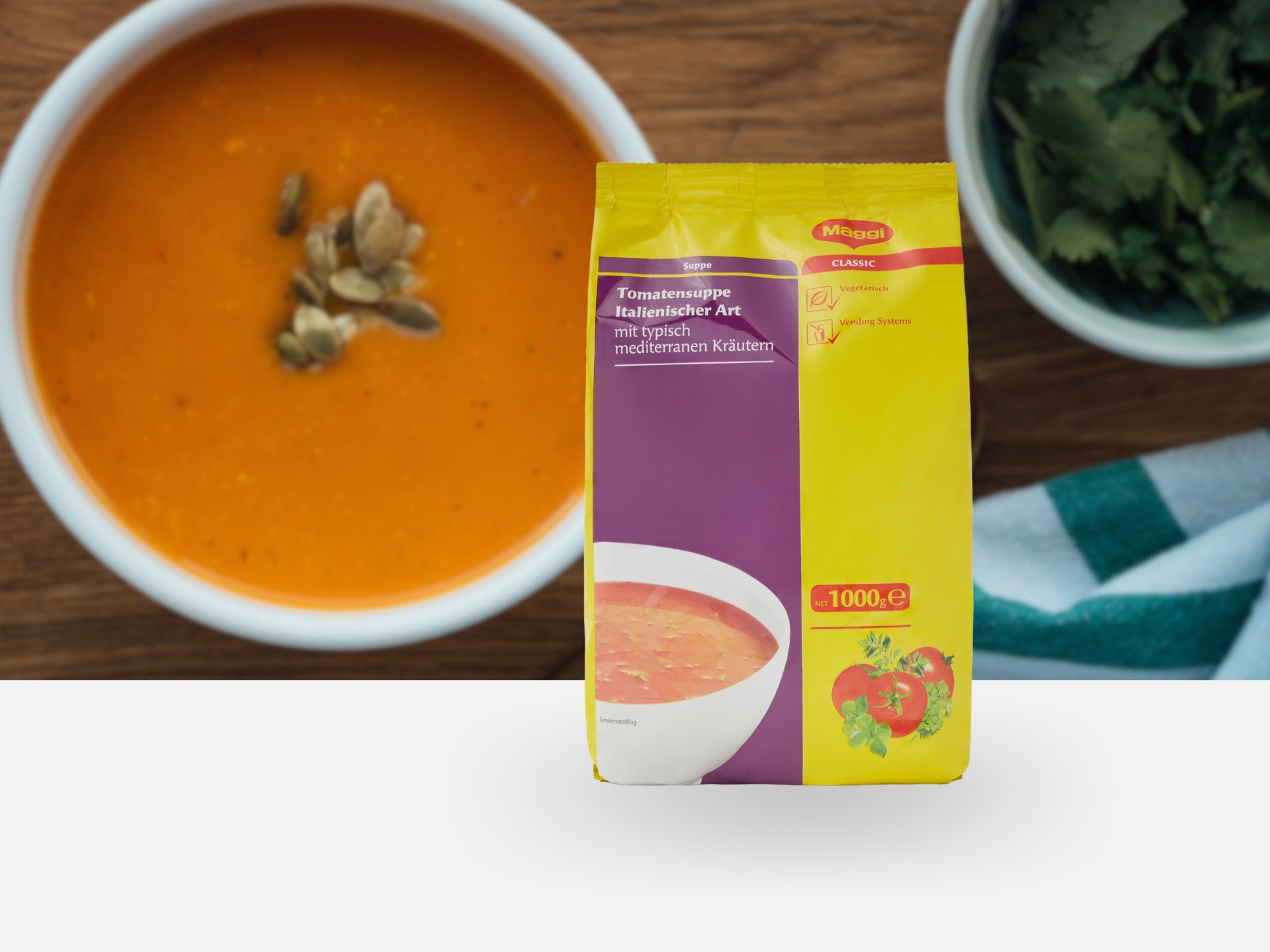 Tomatensuppe von Maggi schön angerichtet auf einem Tisch als Serviervorschlag.