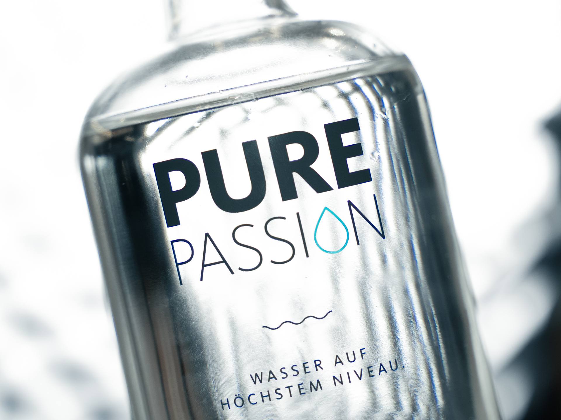 Hochwertiger Glasdruck auf der welltec PURE Flasche